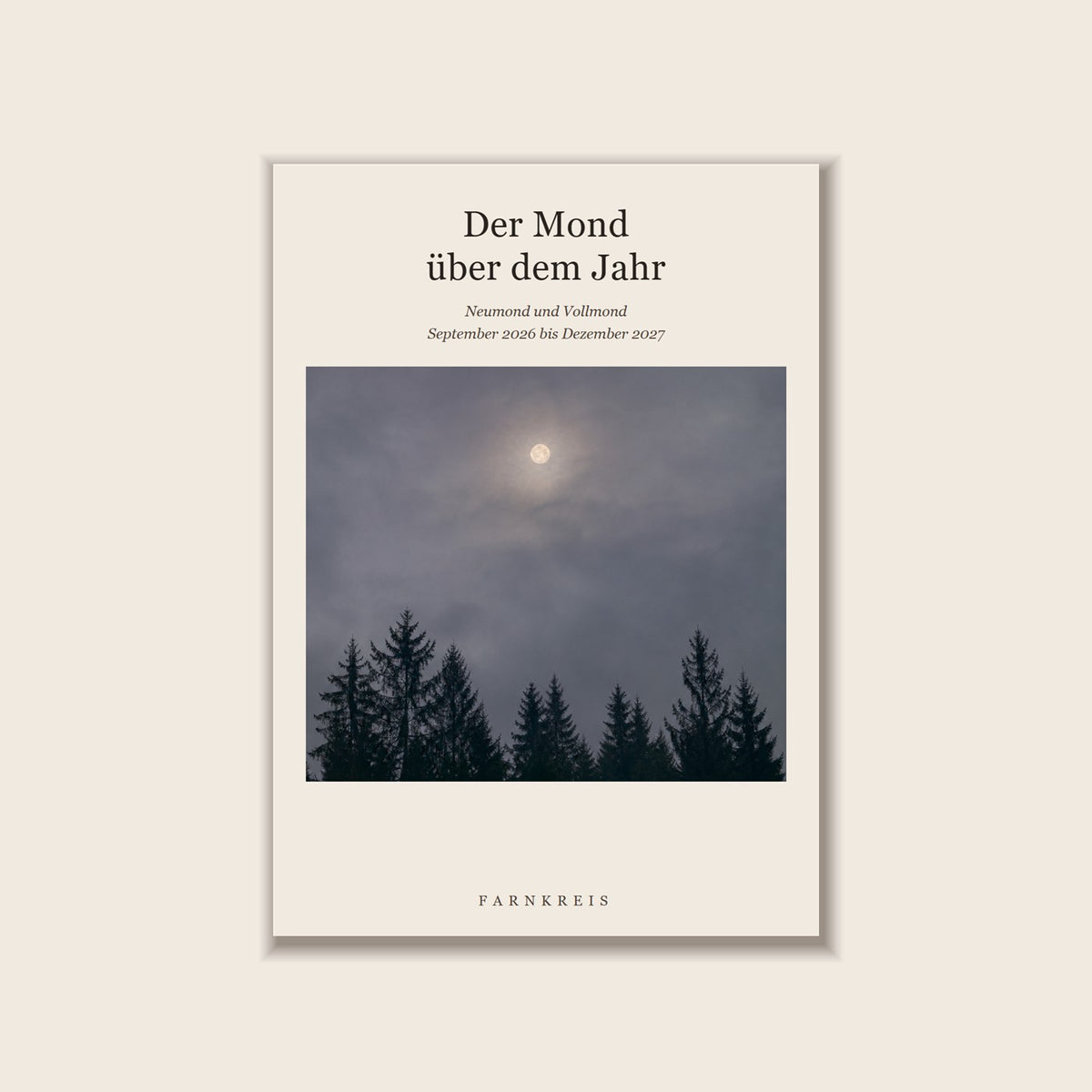 Titelseite des Heftes Der Mond ueber dem Jahr, Vollmond hinter Wolken ueber einem Nadelwald
