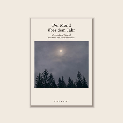 Titelseite des Heftes Der Mond ueber dem Jahr, Vollmond hinter Wolken ueber einem Nadelwald