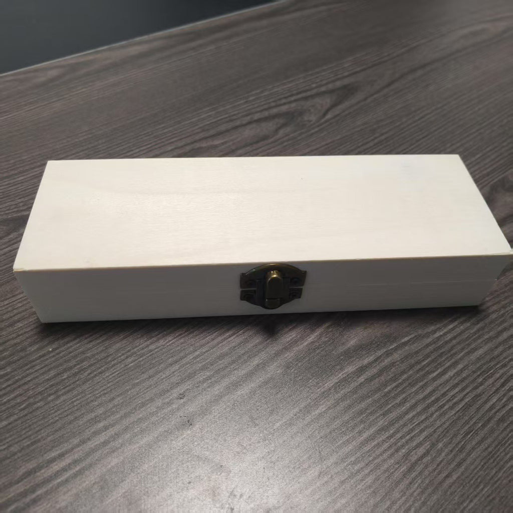 Die geschlossene cremefarbene Holzbox mit Metallverschluss