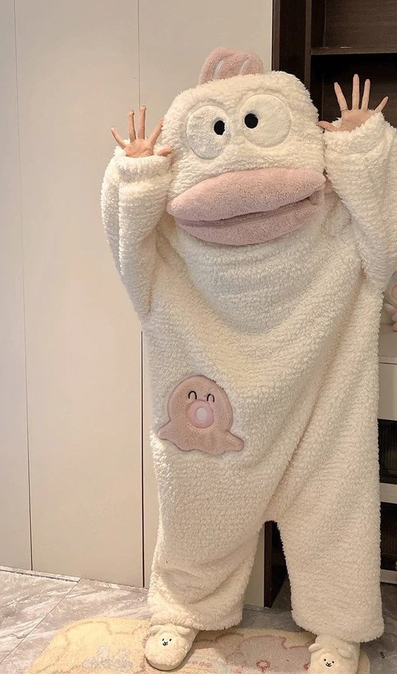 Monster-Kuschelanzug in Wollweiß, Vorderansicht mit Kapuze auf dem Kopf und Bauchtasche