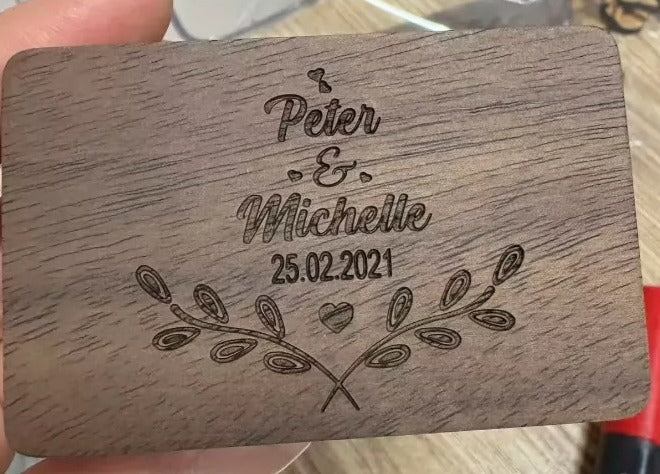 Beispiel einer Gravur im Holz, zwei Namen und ein Datum, so sieht die eingebrannte Schrift aus