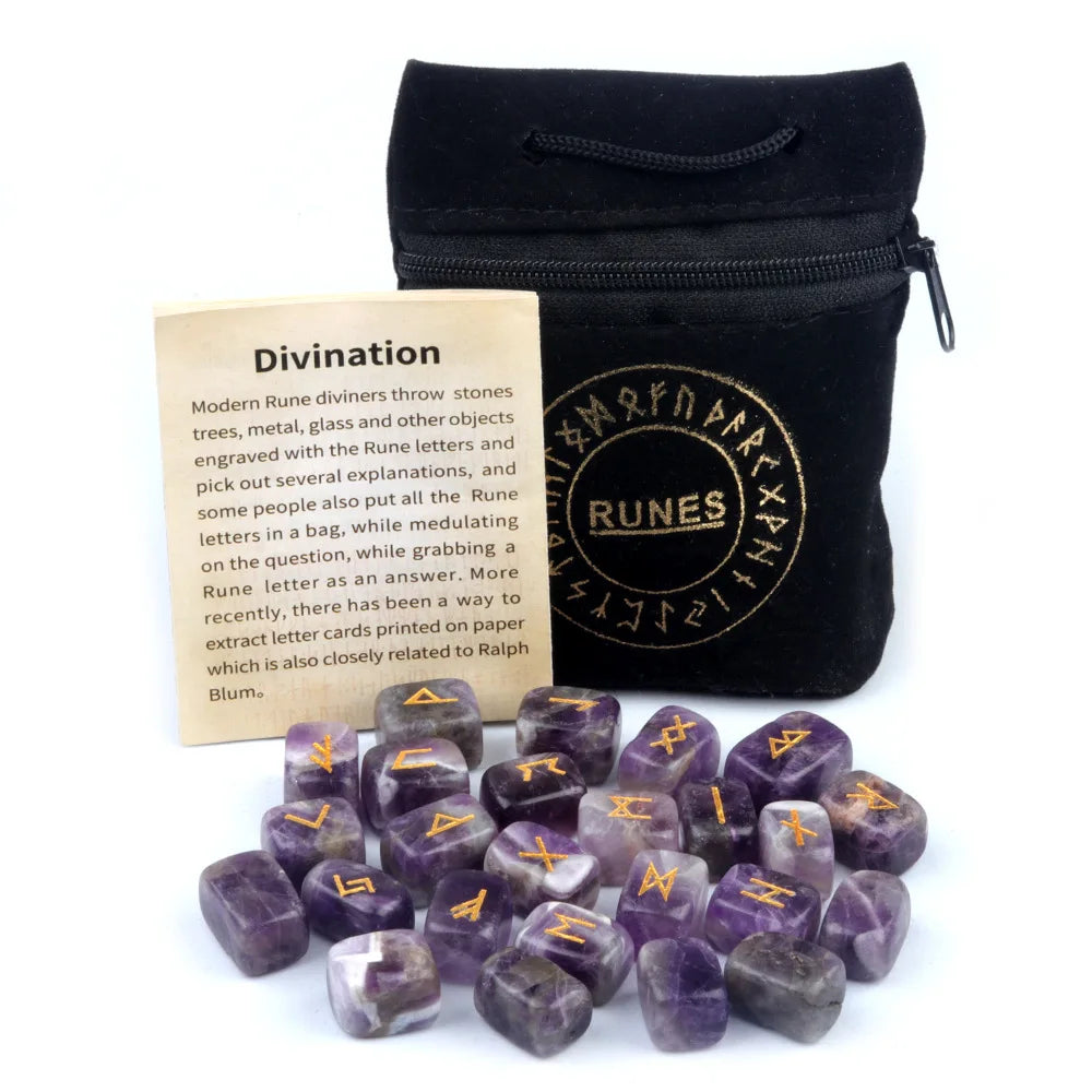 Runenset Amethyst, 25 Steine aus violettem Amethyst mit den Zeichen des älteren Futhark, dazu ein schwarzer Samtbeutel